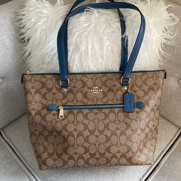 Coach Handbags - Coach Gallery Tote
